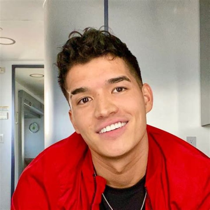 
Alex Wassabi (aka Alex Burriss) Age, Girlfriend, Brother, Net Worth 