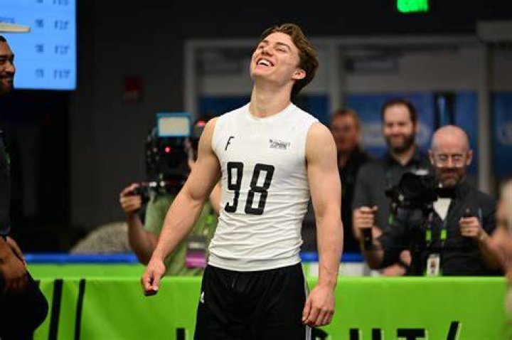 Connor Bedard Height, Weight, Net Worth, Age, Birthday, Wikipedia, Who, Nationality, Biography