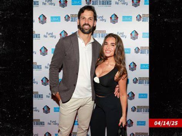 
Does Eric Decker Have An Affair? Facts About The NFL Players Wife And Family 