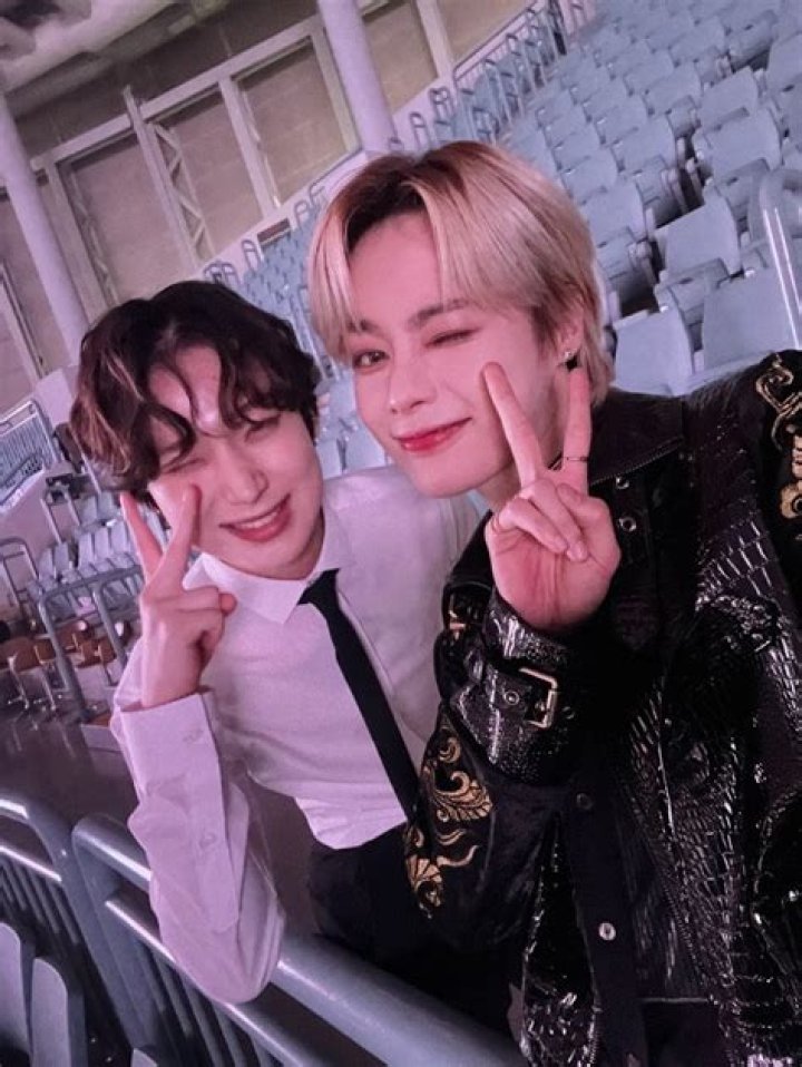 
ENHYPEN Sunoo and TEMPEST Hanbin have the cutest reunion at 2022 SBS Gayo Daejeon 