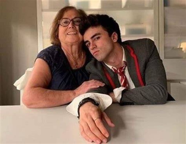 
Itzan Escamilla Wife: Is He Married? Family And Net Worth 