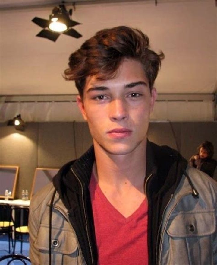 
Kamil Lachowski-Ewron Height, Weight, Net Worth, Age, Birthday, Wikipedia, Who, Nationality, Biography 