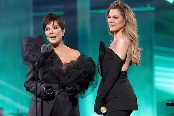 
Khloé Kardashian and Kris Jenner Wear Coordinating Suits to Accept Their 2022 People’s Choice Award 