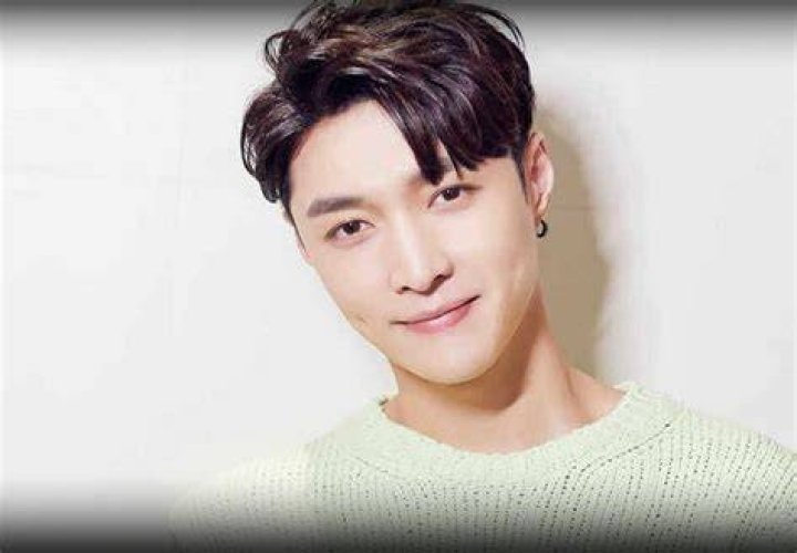 
Lay Zhang Height, Weight, Net Worth, Age, Birthday, Wikipedia, Who, Nationality, Biography 