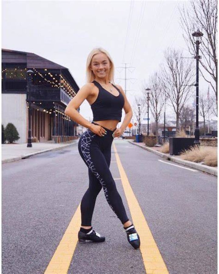 Lindsay Usich Height, Weight, Net Worth, Age, Birthday, Wikipedia, Who, Instagram, Biography
