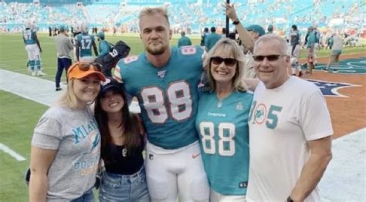 Mike Gesicki Height, Weight, Net Worth, Age, Birthday, Wikipedia, Who, Nationality, Biography