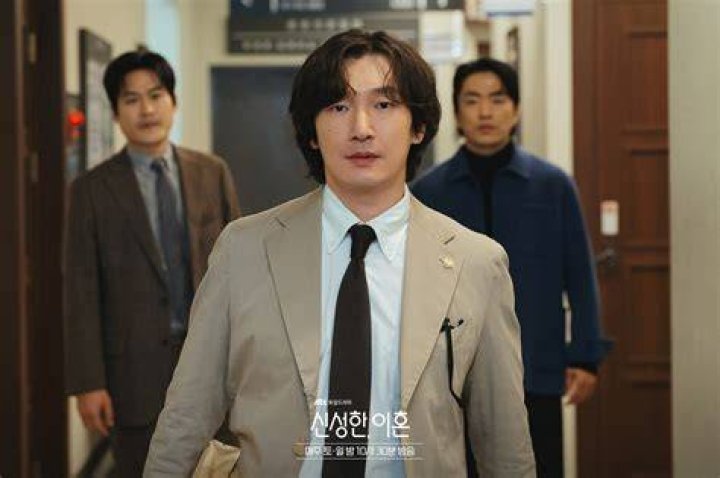 
New stills of Divorce Attorney Shin featuring Cho Seung-woo in new light 