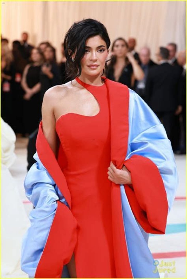 
“Rude for no reason”: Video of Kendall Jenner throwing shade at Gigi Hadid at Met Gala 2023 sparks debate online 