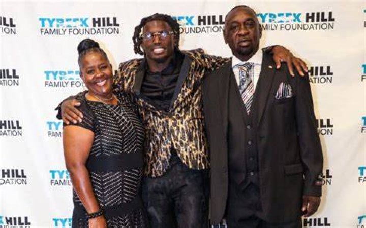 
Tyreek Hill Parents Derrick Shaw And Virginia Hill – Family Facts 