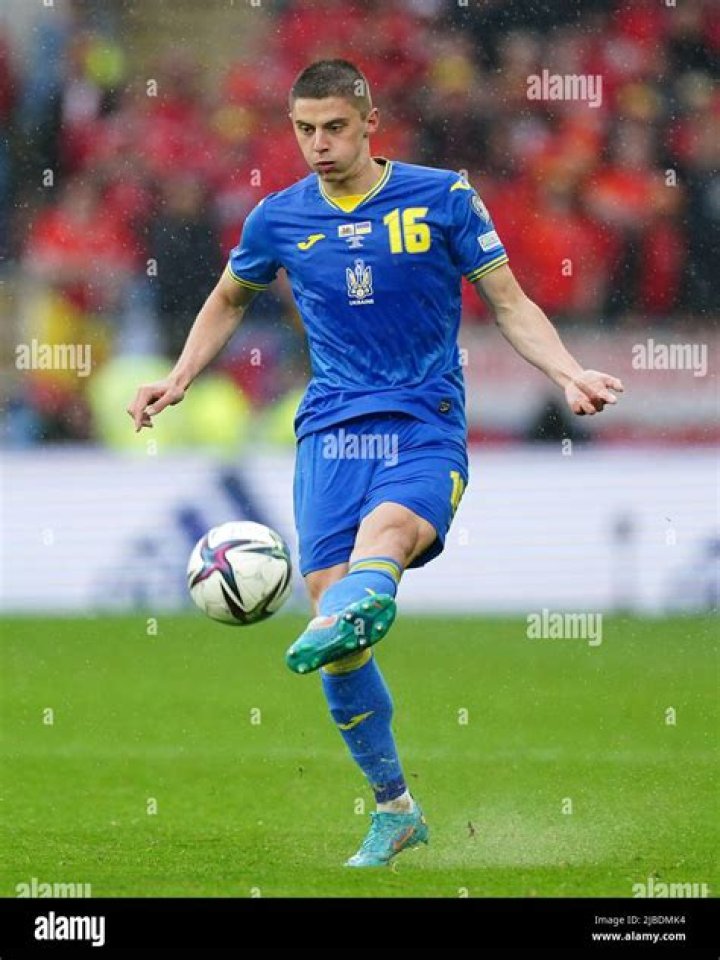 
Vitaliy Mykolenko Height, Weight, Net Worth, Age, Birthday, Wikipedia, Who, Nationality, Biography 