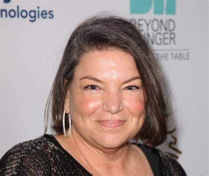 
Where is Mindy Cohn today? Net Worth, Age, Wiki. Lesbian? 