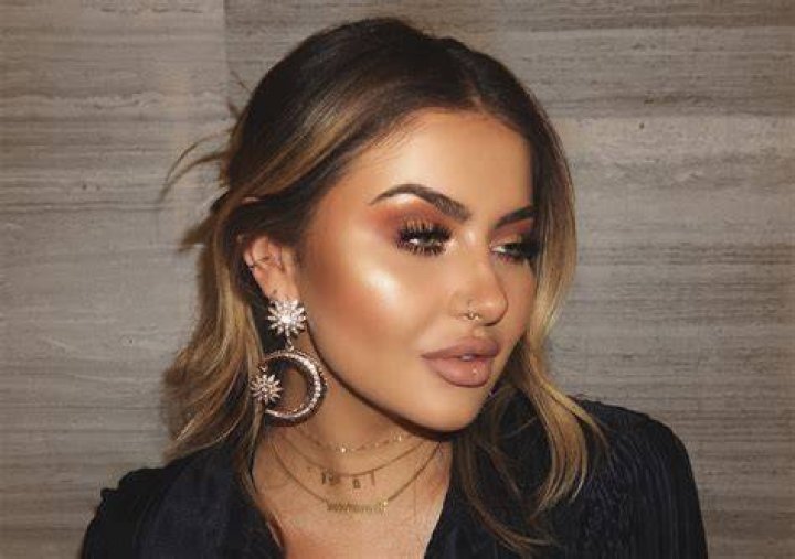 Who’s and where from Youtuber Jamie Genevieve? Wiki, MakeUp Artist, Hair, Age, Engagement ring, Nationality